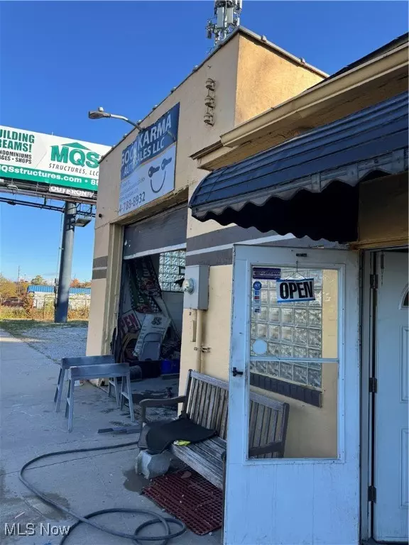 Akron, OH 44301,1379 S Main ST