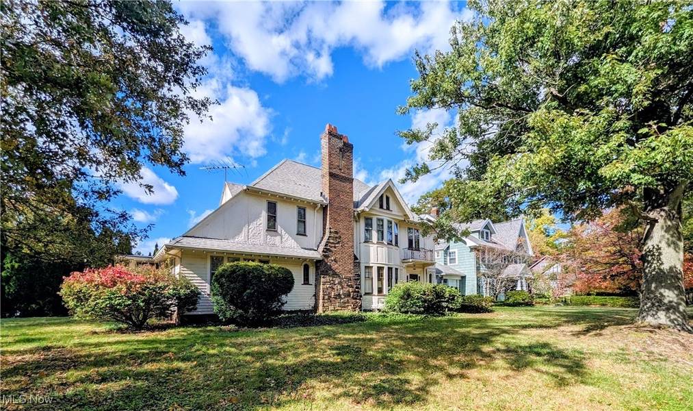 2312 N Saint James Pkwy, Cleveland Heights, OH 44106