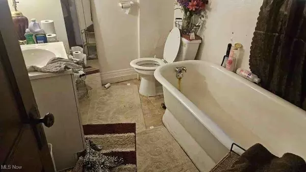 Akron, OH 44307,702 W Thornton ST