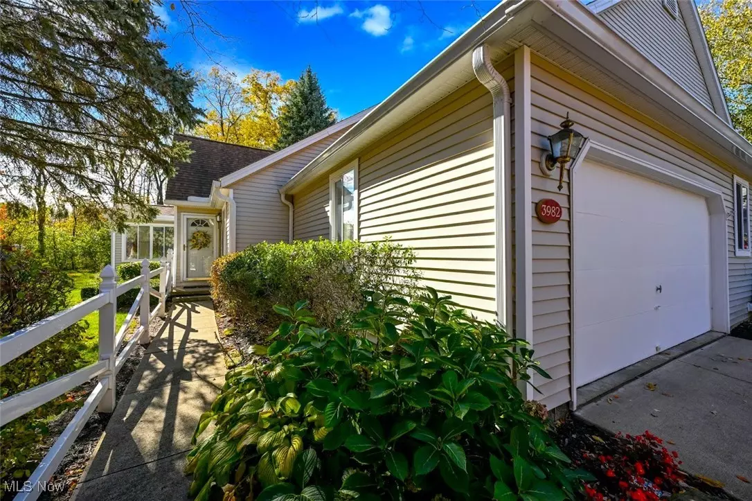 Copley, OH 44321,3982 Palace WAY