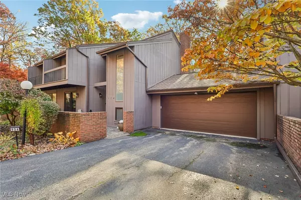 934 Canyon View RD, Sagamore Hills, OH 44067