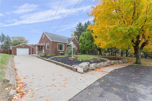 1438 Deville AVE NW, Canton, OH 44708