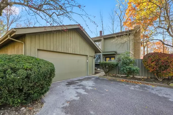 Aurora, OH 44202,702 Fairington DR