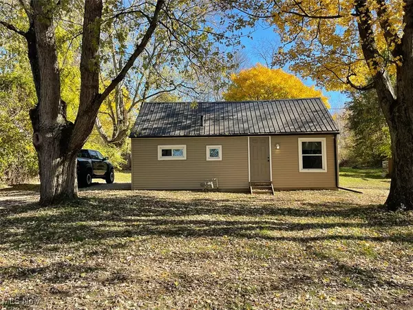 2913 Warren DR, Uniontown, OH 44685