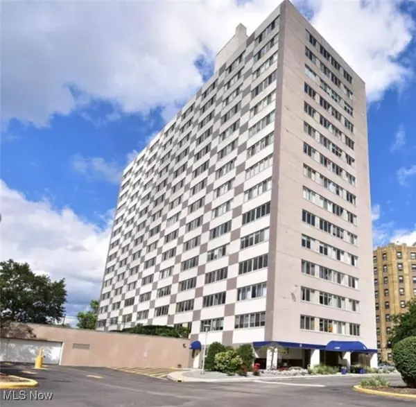 12520 Edgewater DR #303, Lakewood, OH 44107