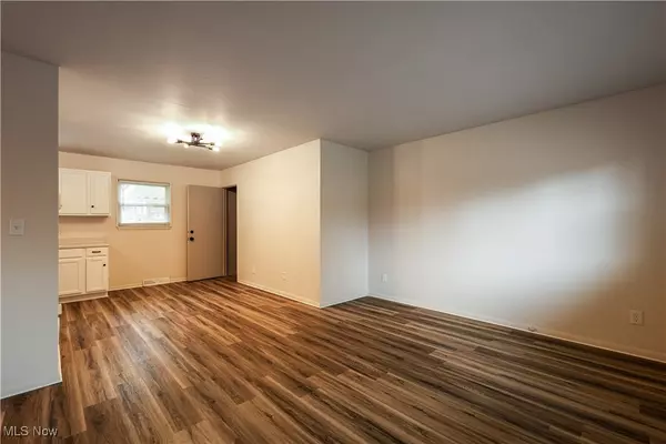 Girard, OH 44420,1095 Leslie LN