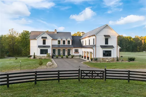 2200 W Comet RD, New Franklin, OH 44216