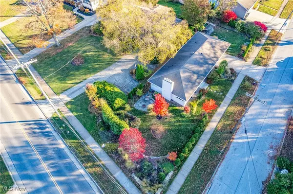 Bay Village, OH 44140,24535 Lake RD