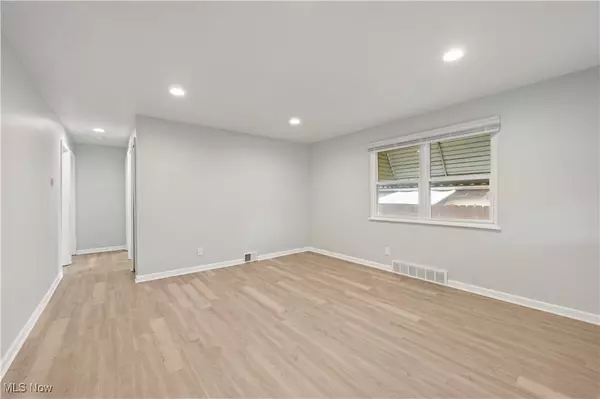 Akron, OH 44314,1289 Harpster AVE