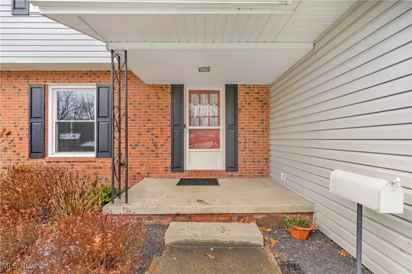 Akron, OH 44313,881 Shullo DR