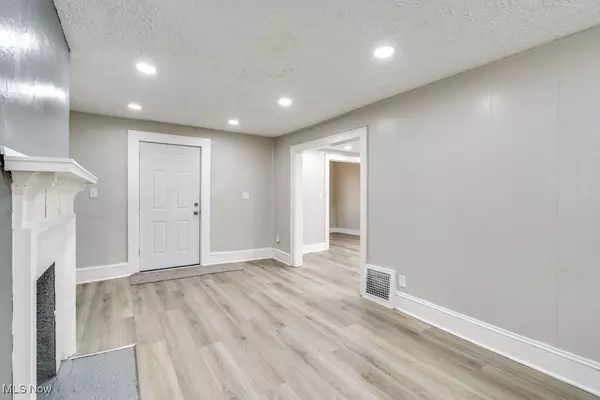 Akron, OH 44302,920 Bloomfield AVE