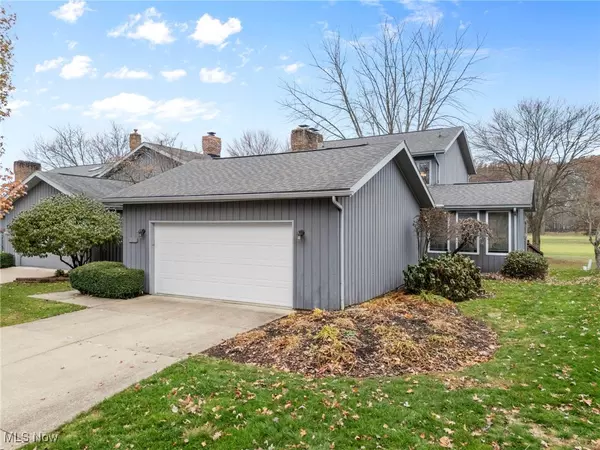 2111 Prestwick DR #3A, Uniontown, OH 44685