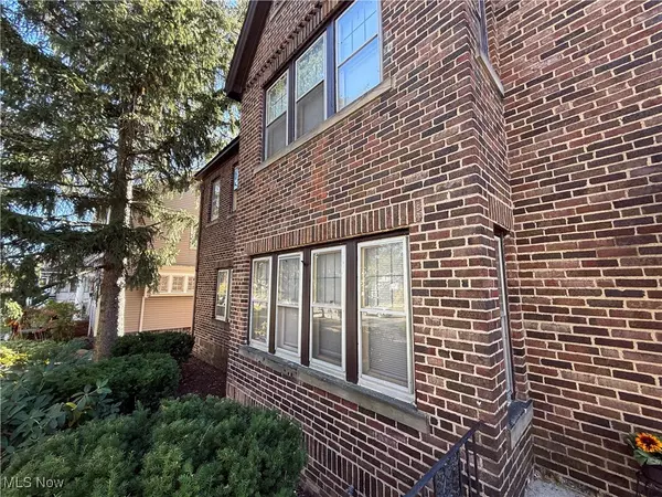 Lakewood, OH 44107,15735 Clifton BLVD