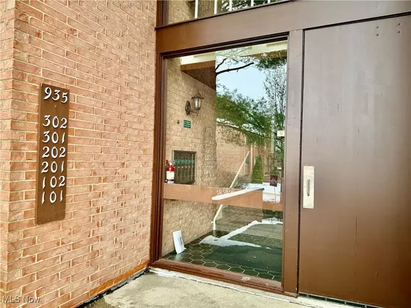 Sagamore Hills, OH 44067,935 Canyon View RD