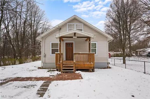 2218 Lee DR, Akron, OH 44306