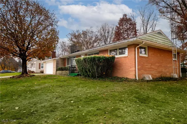 North Canton, OH 44720,1035 Lois AVE NW