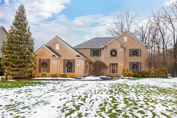 383 Crestwood DR, Avon Lake, OH 44012