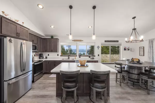 286 Lakeview DR, Lakeside, MT 59922