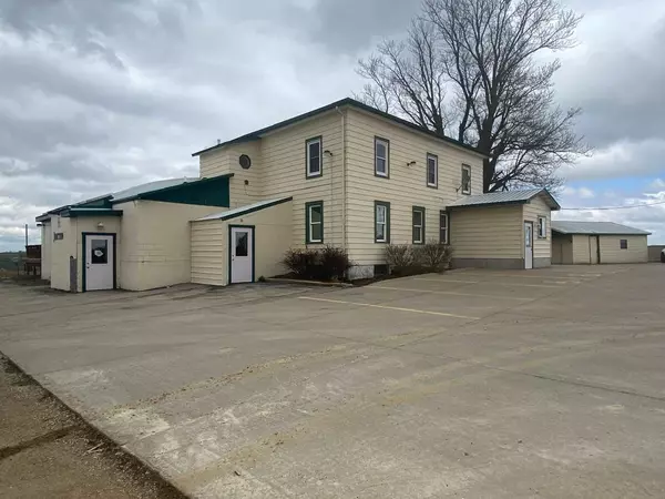 7653 Old Highway RD, Peosta, IA 52068