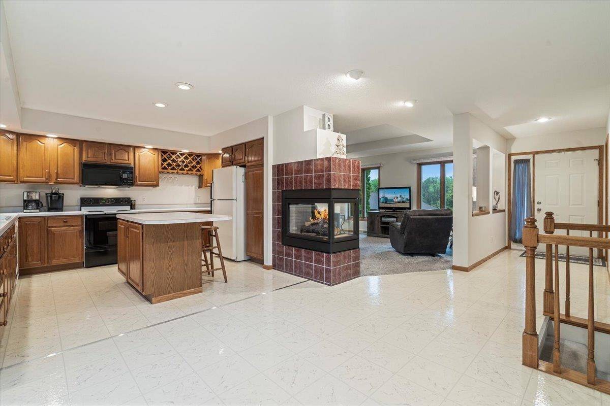 Dubuque, IA 52002,4727 Camelot DR