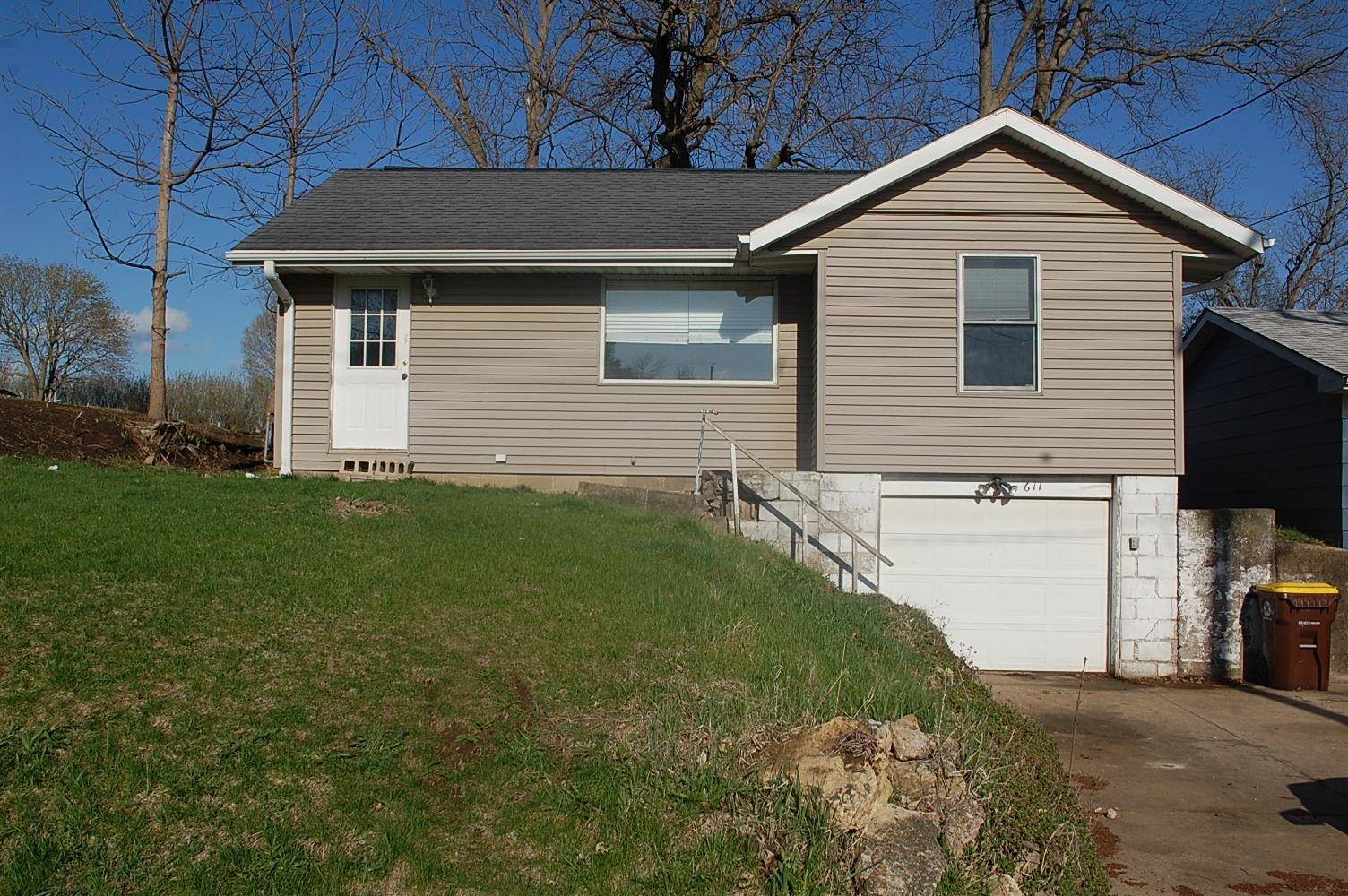 611 S Main ST, Maquoketa, IA 52060