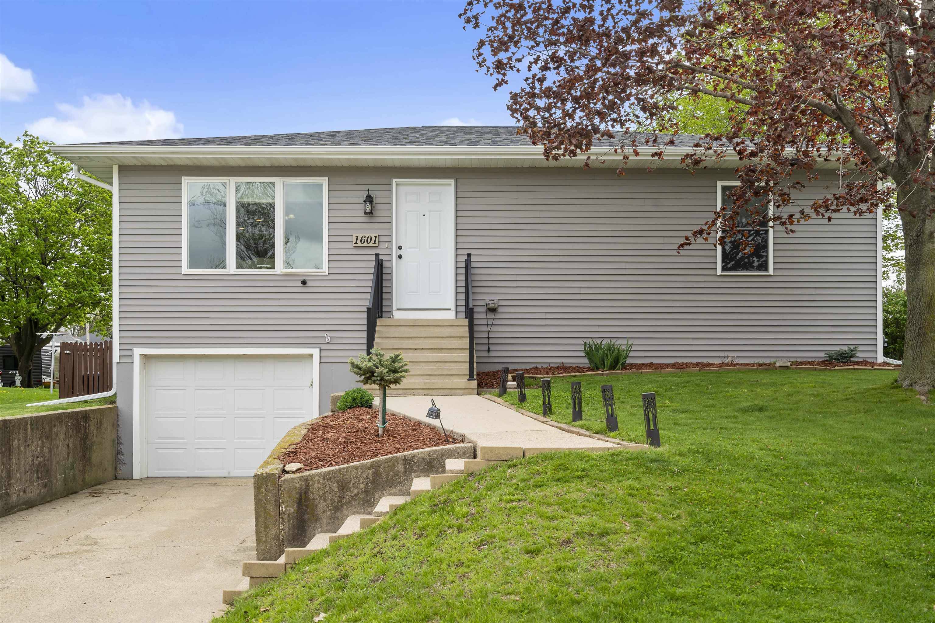 1601 E 1st AVE, Dyersville, IA 52040