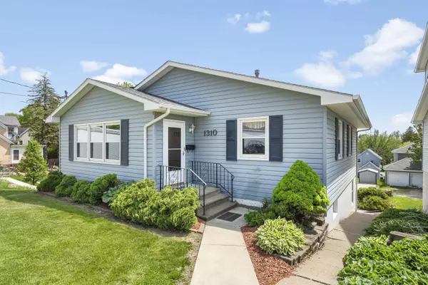 1310 Forest Ln, Dubuque, IA 52001