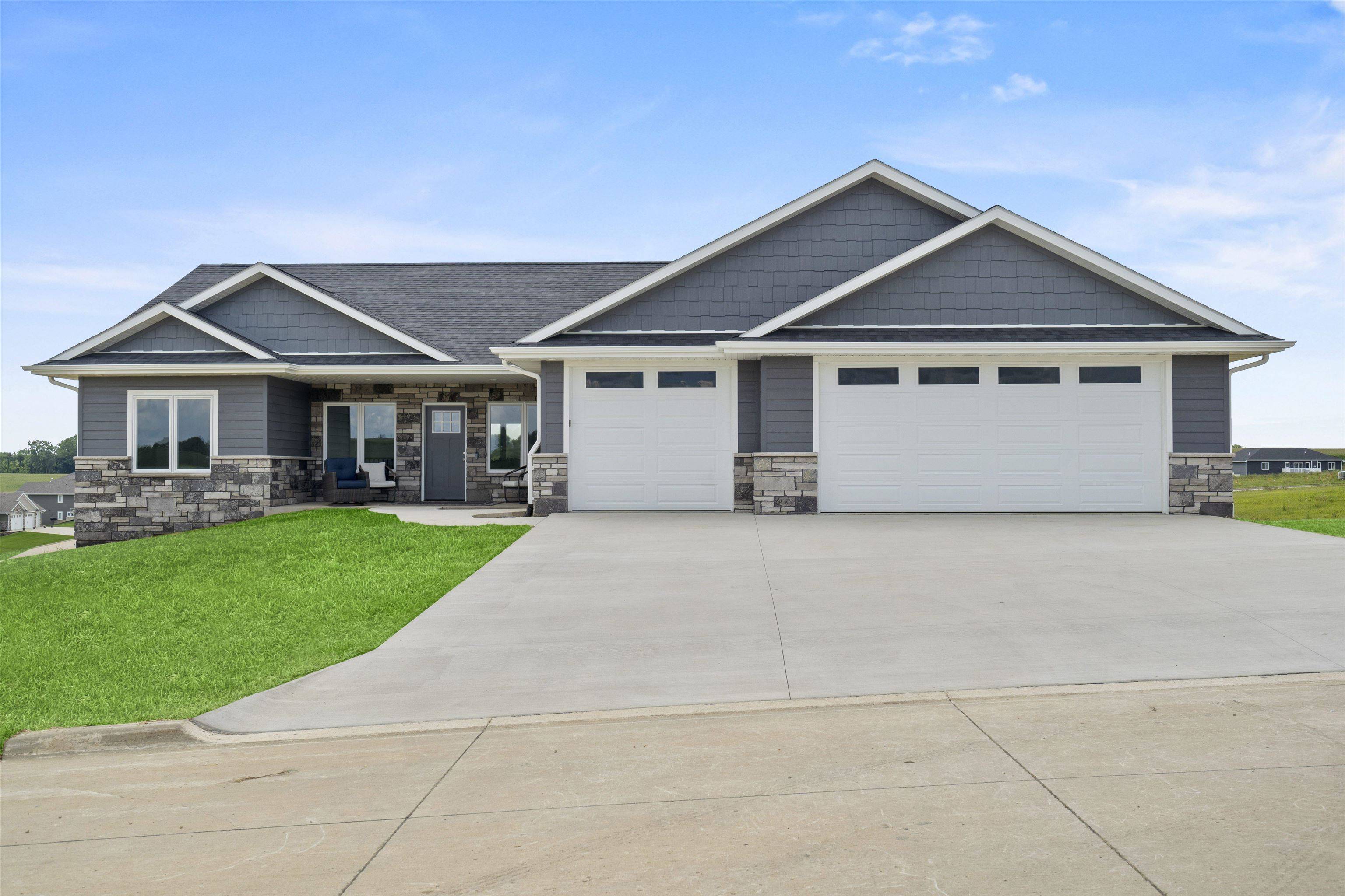 8166 Tegan DR, Peosta, IA 52068