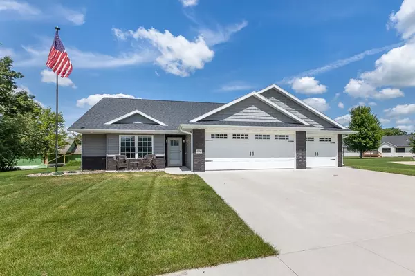 932 Tanglewood TRL, Manchester, IA 52057