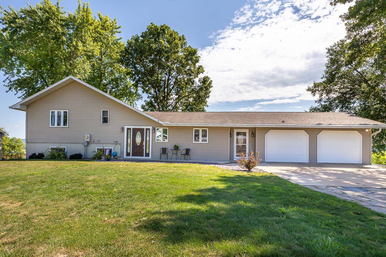 7 Lakeview DR, East Dubuque, IL 61025