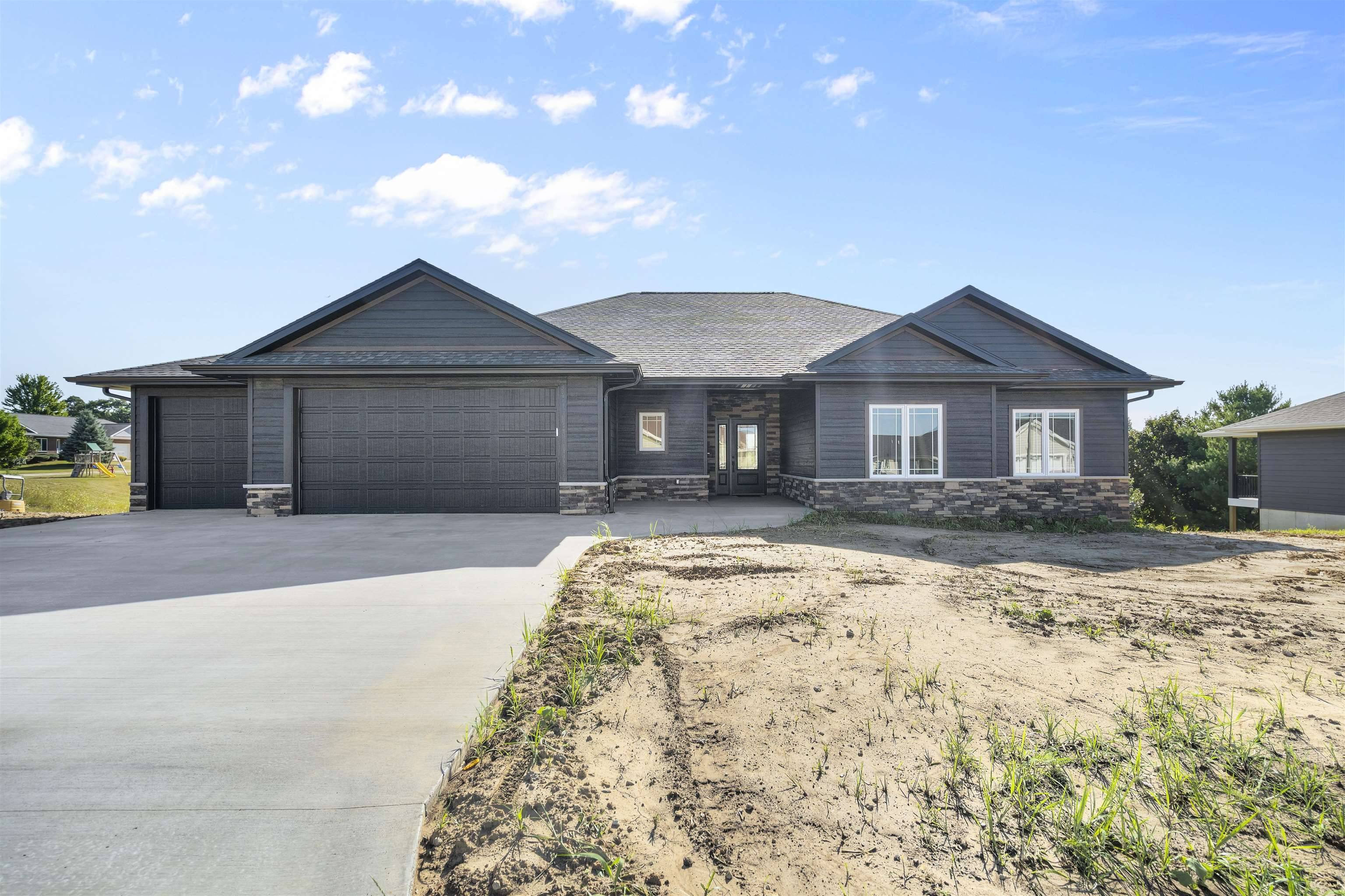 940 Rylee CT, Peosta, IA 52068