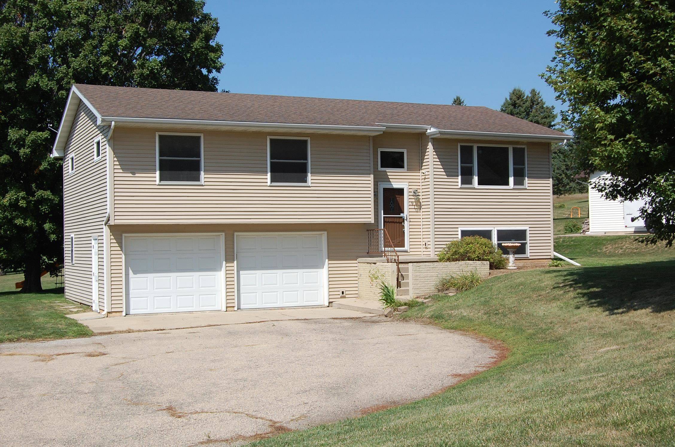 910 Country Club DR, Maquoketa, IA 52060