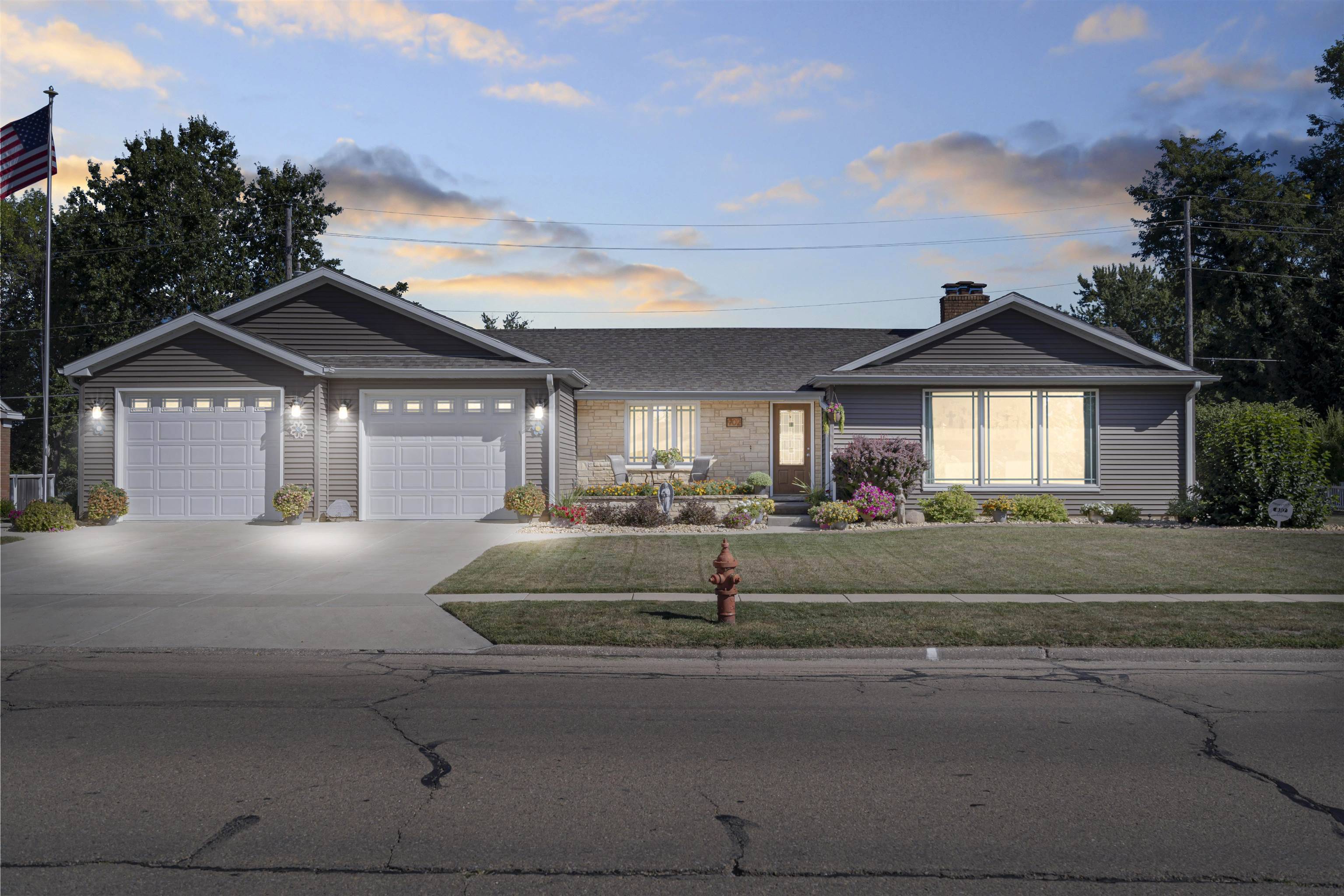 902 W Summit ST, Maquoketa, IA 52060