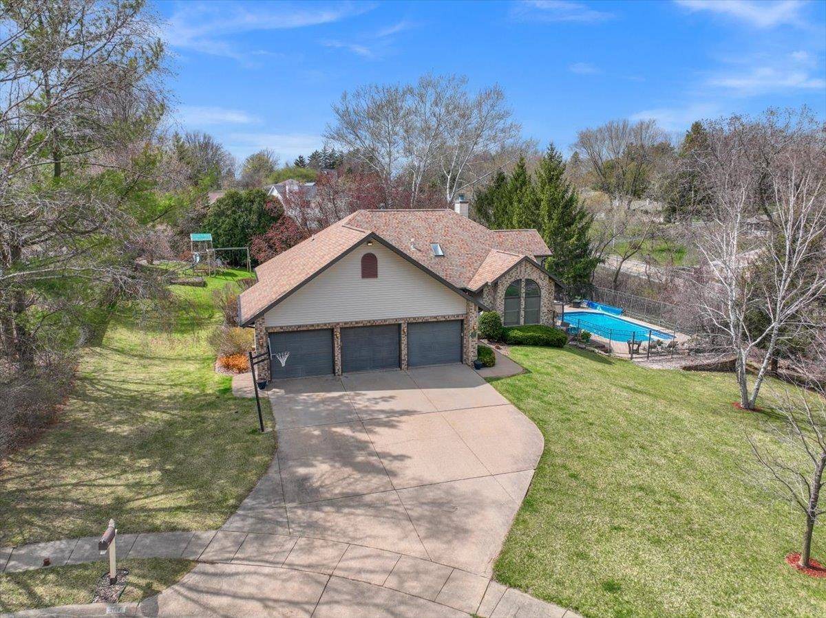 3177 Caroline CT, Dubuque, IA 52001