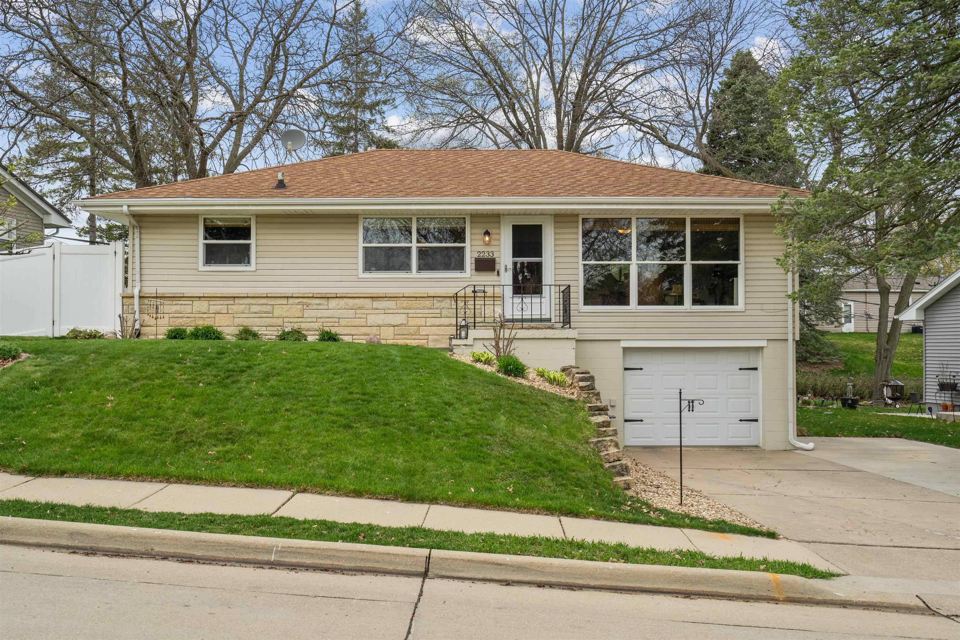 2233 Evergreen DR, Dubuque, IA 52001