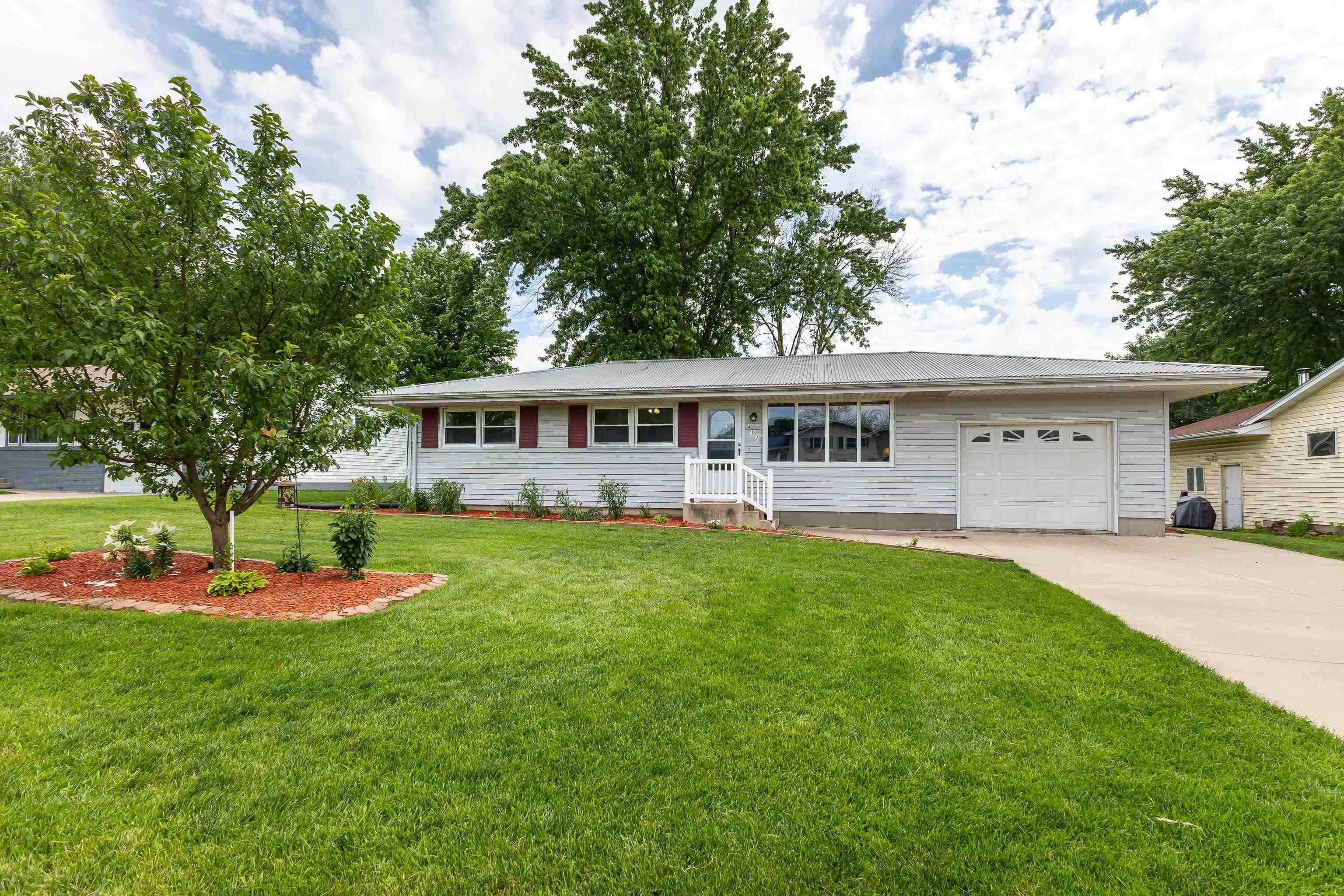 411 SE 10th AVE, Dyersville, IA 52040