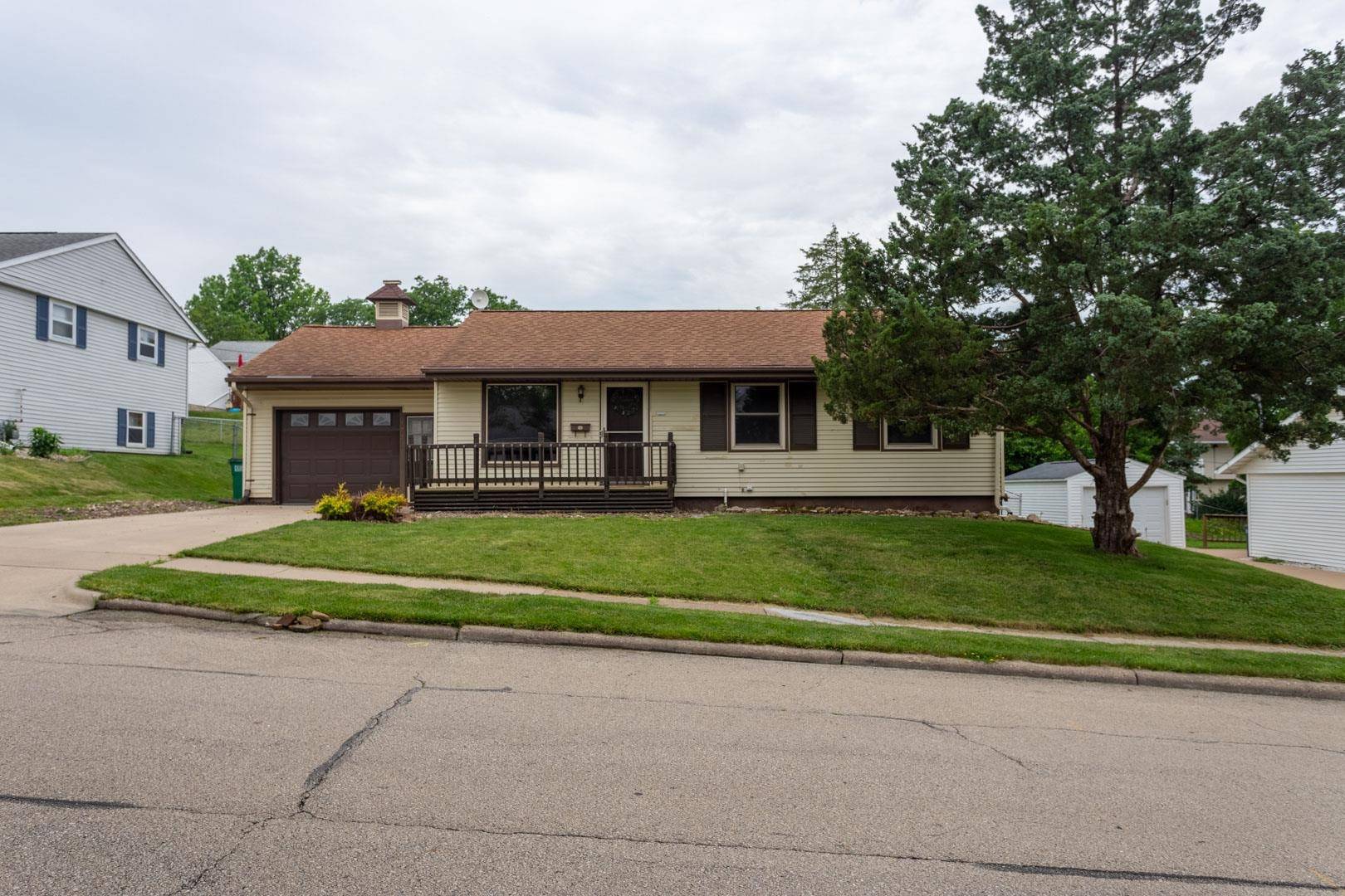 1733 Lea LN, Dubuque, IA 52002