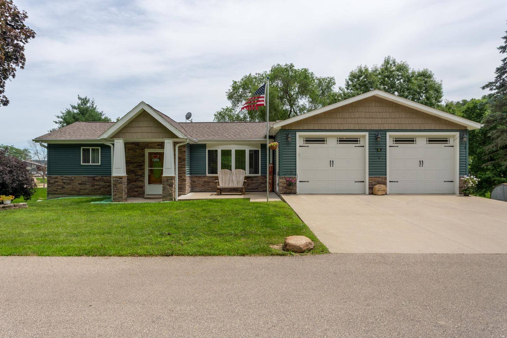 21654 Kings RD, Dubuque, IA 52001