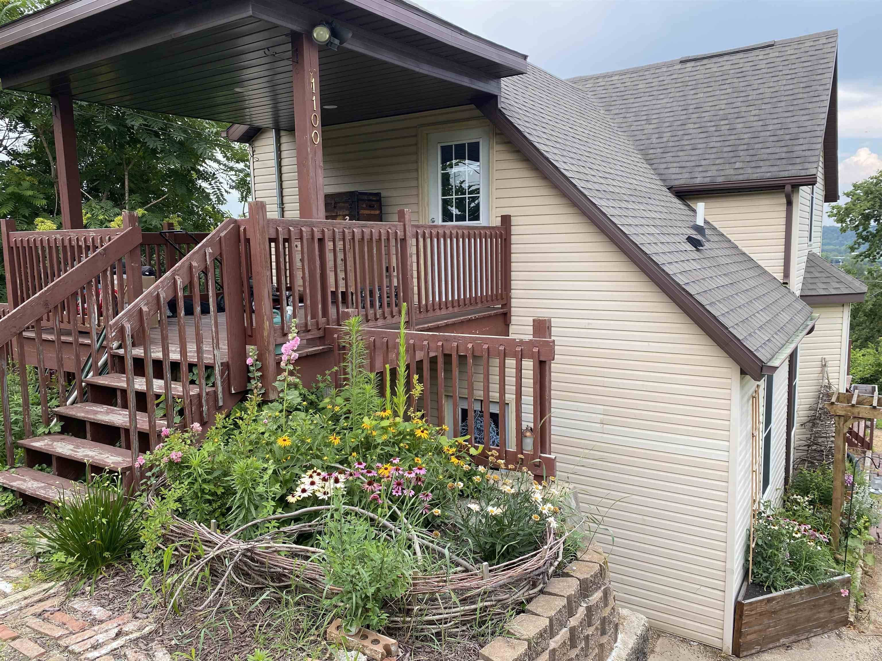 Dubuque, IA 52001,1100 Riverview ST