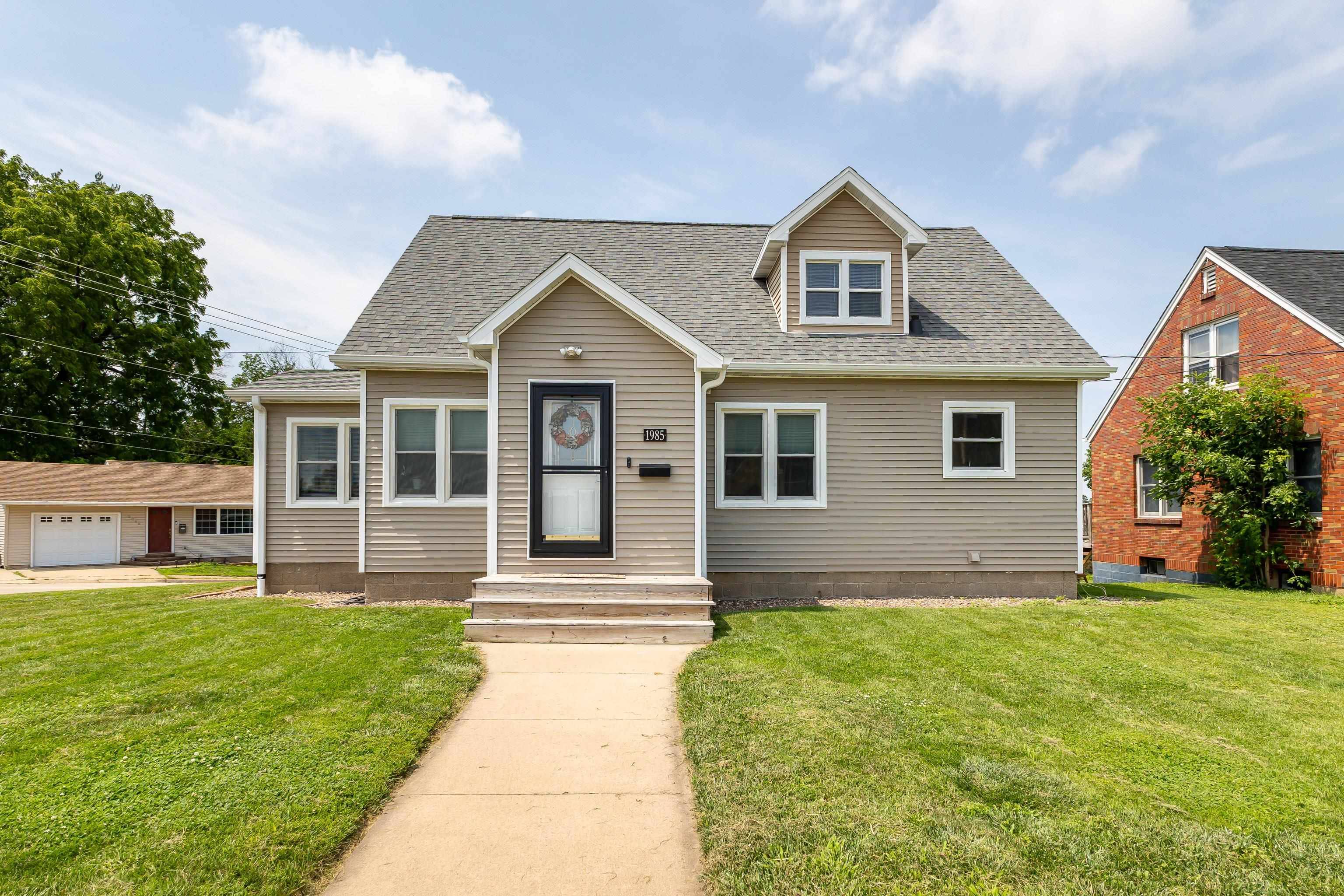 1985 Clarke DR, Dubuque, IA 52001