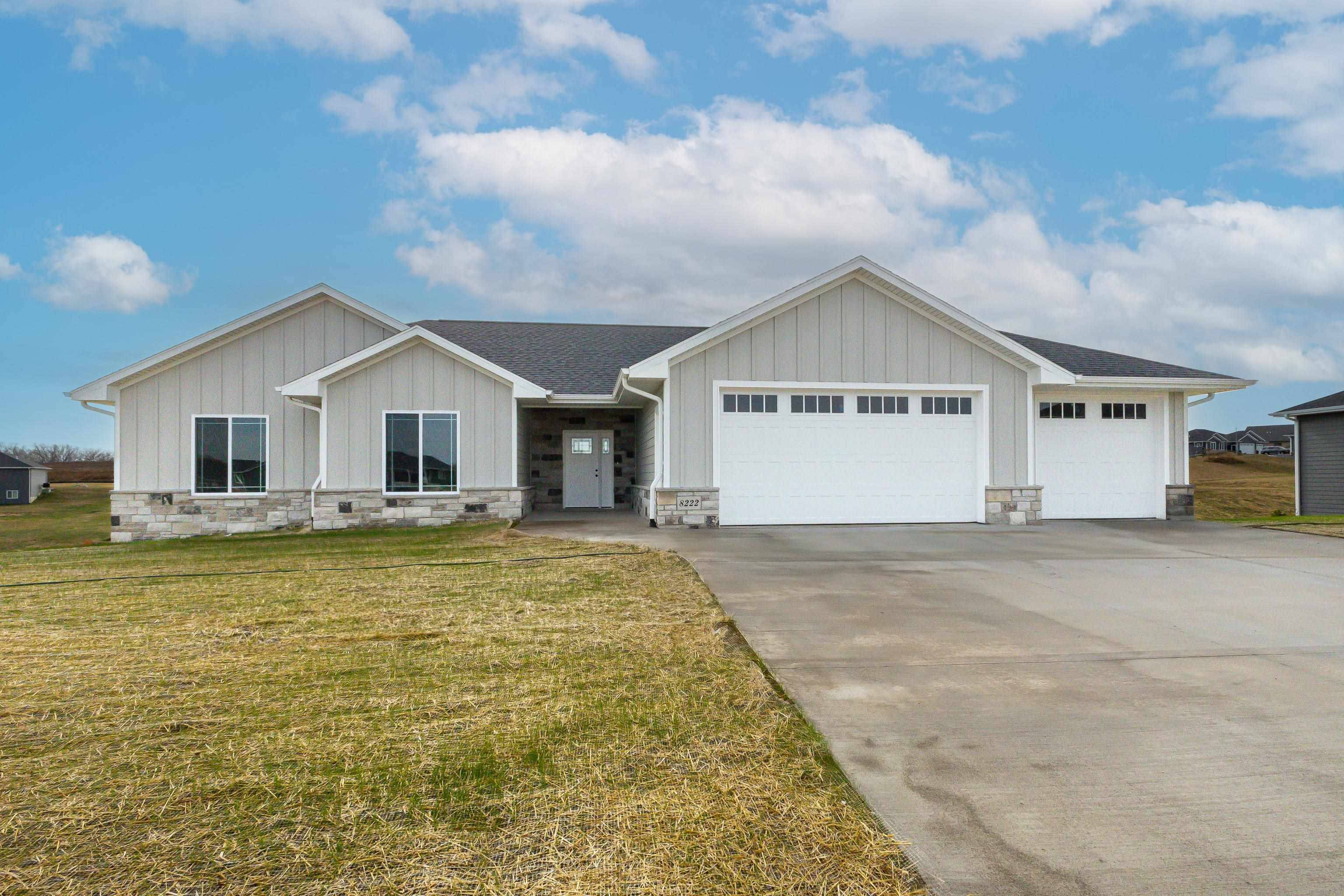 8222 Hugo DR, Peosta, IA 52068