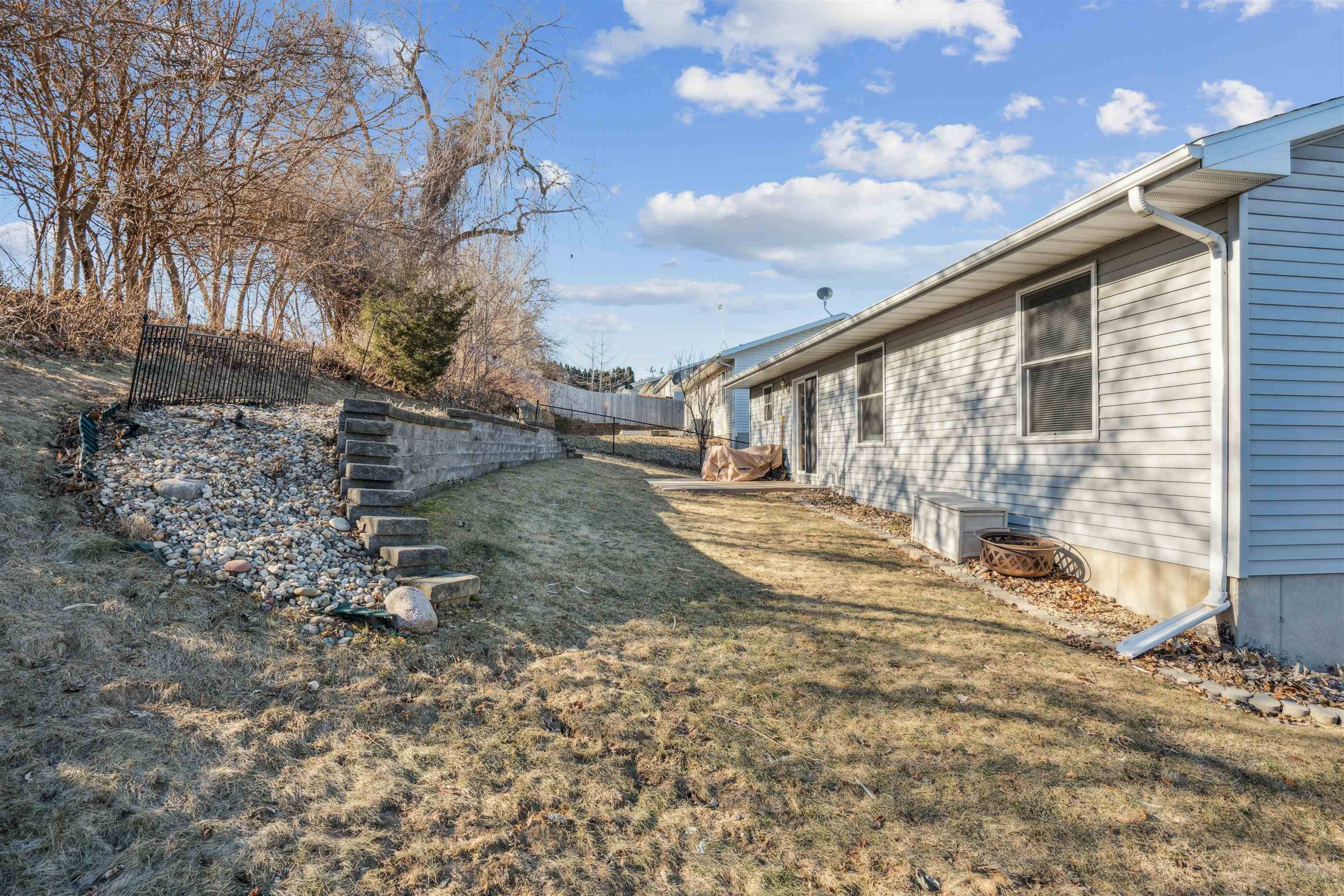 2088 Golden Eagle DR, Dubuque, IA 52001