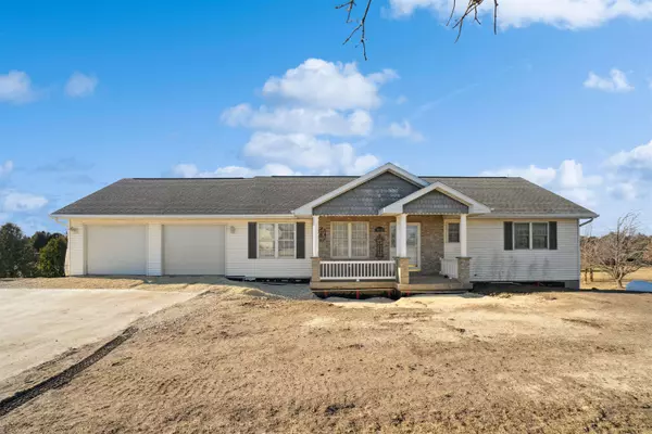 1951 162nd AVE, Manchester, IA 52057