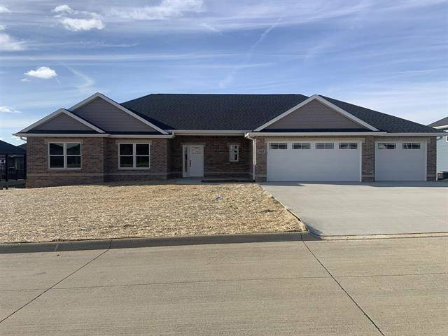 363 Solomia DR, Peosta, IA 52068