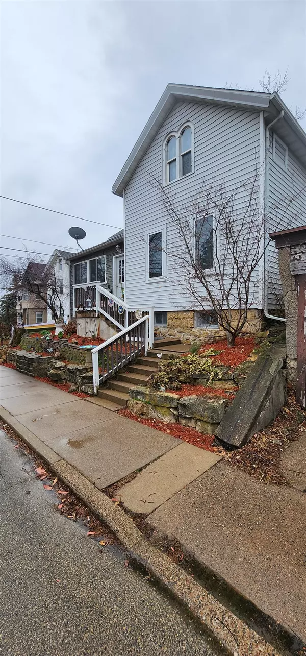 Dubuque, IA 52001,817 GLEN OAK ST