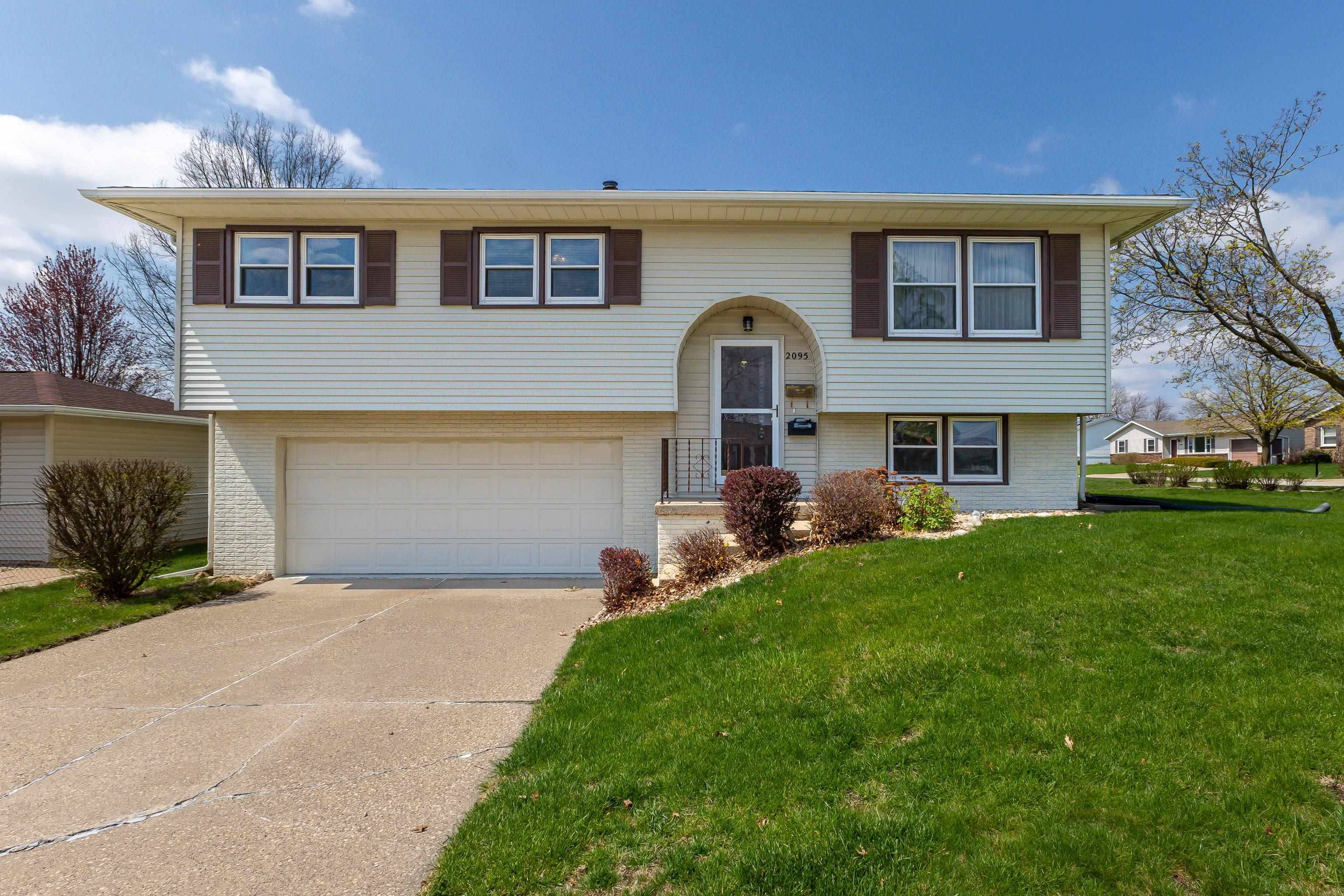 2095 Grant ST, Dubuque, IA 52002