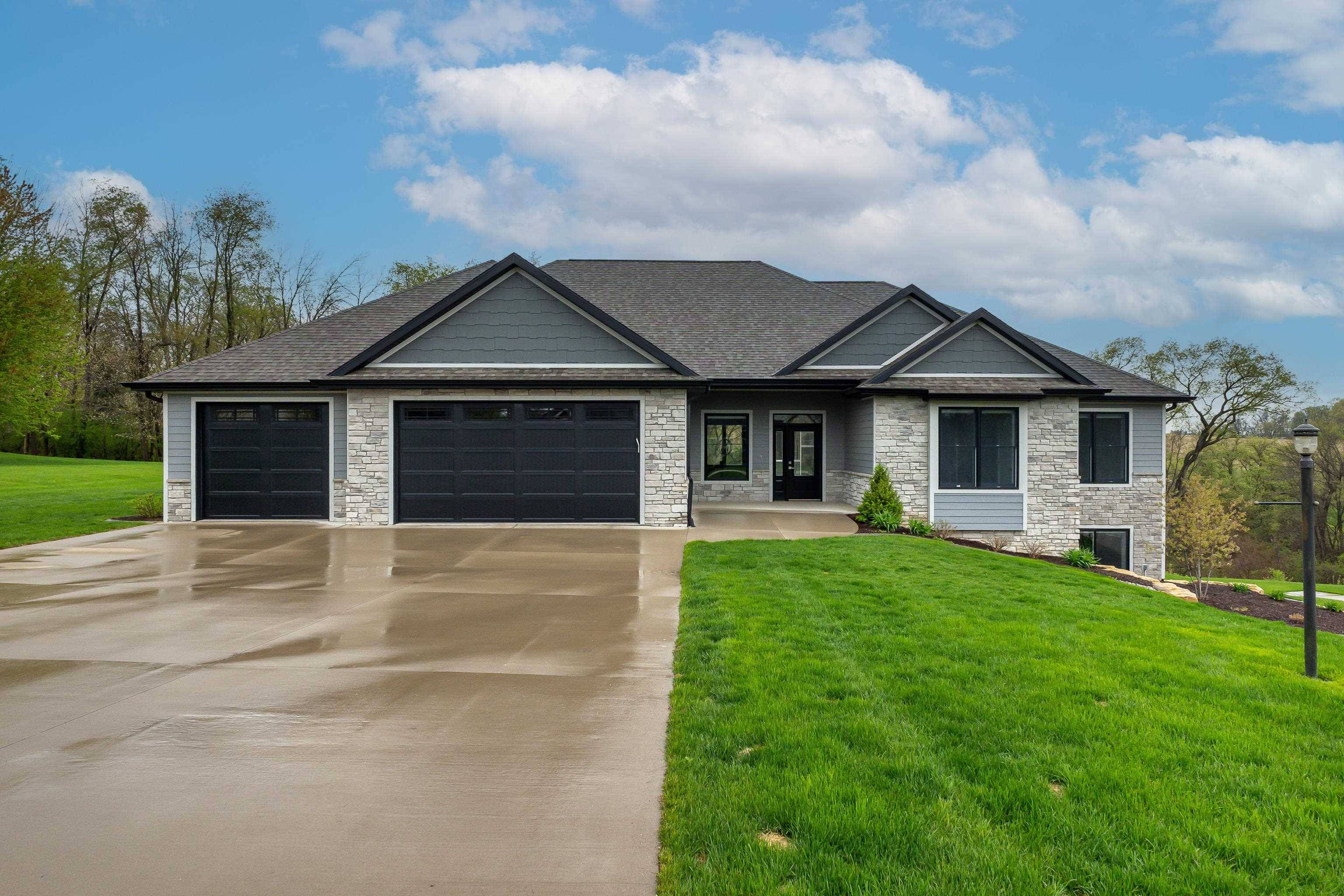 17283 Castlemaine LN, Dubuque, IA 52001