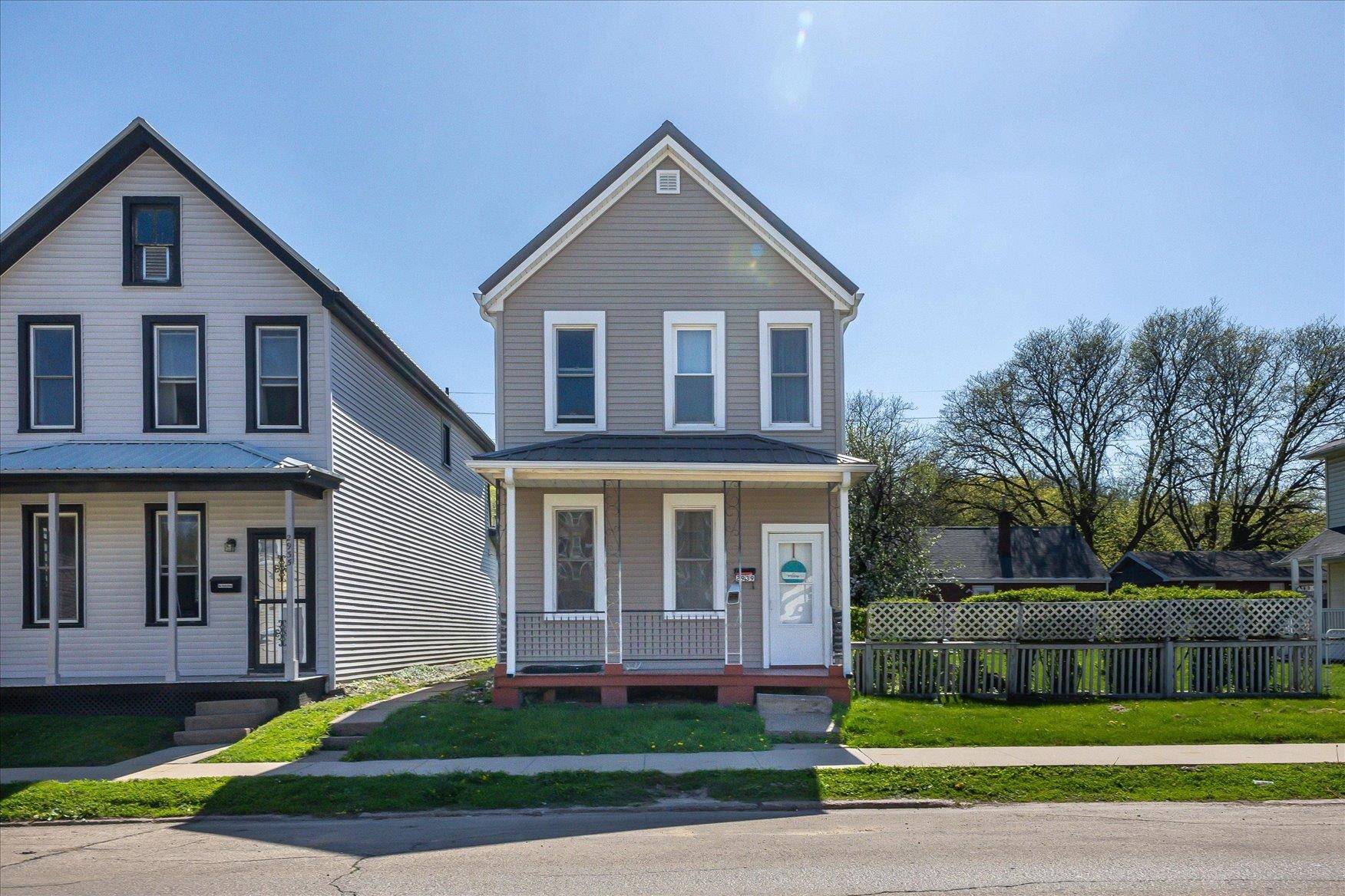 2939 Jackson ST, Dubuque, IA 52001