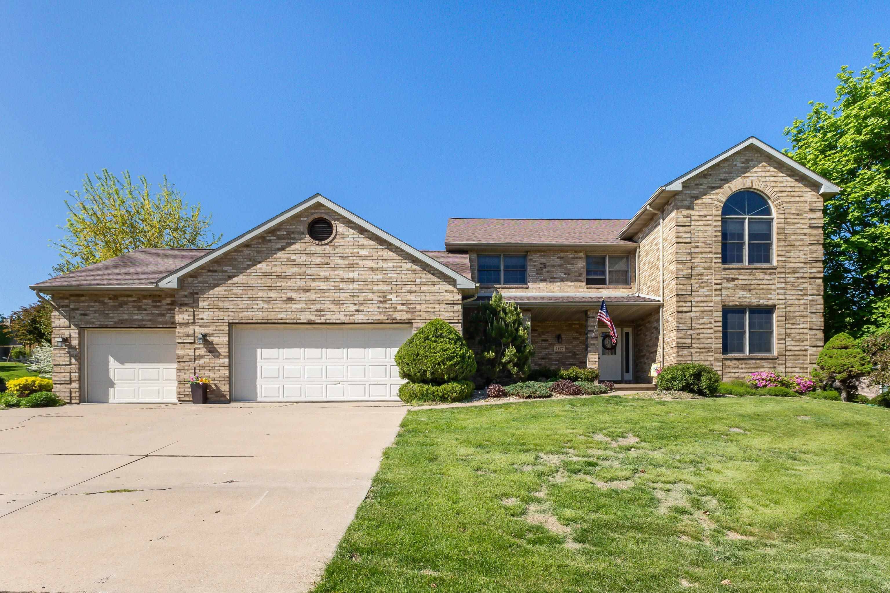 2877 Castle Woods LN, Dubuque, IA 52001