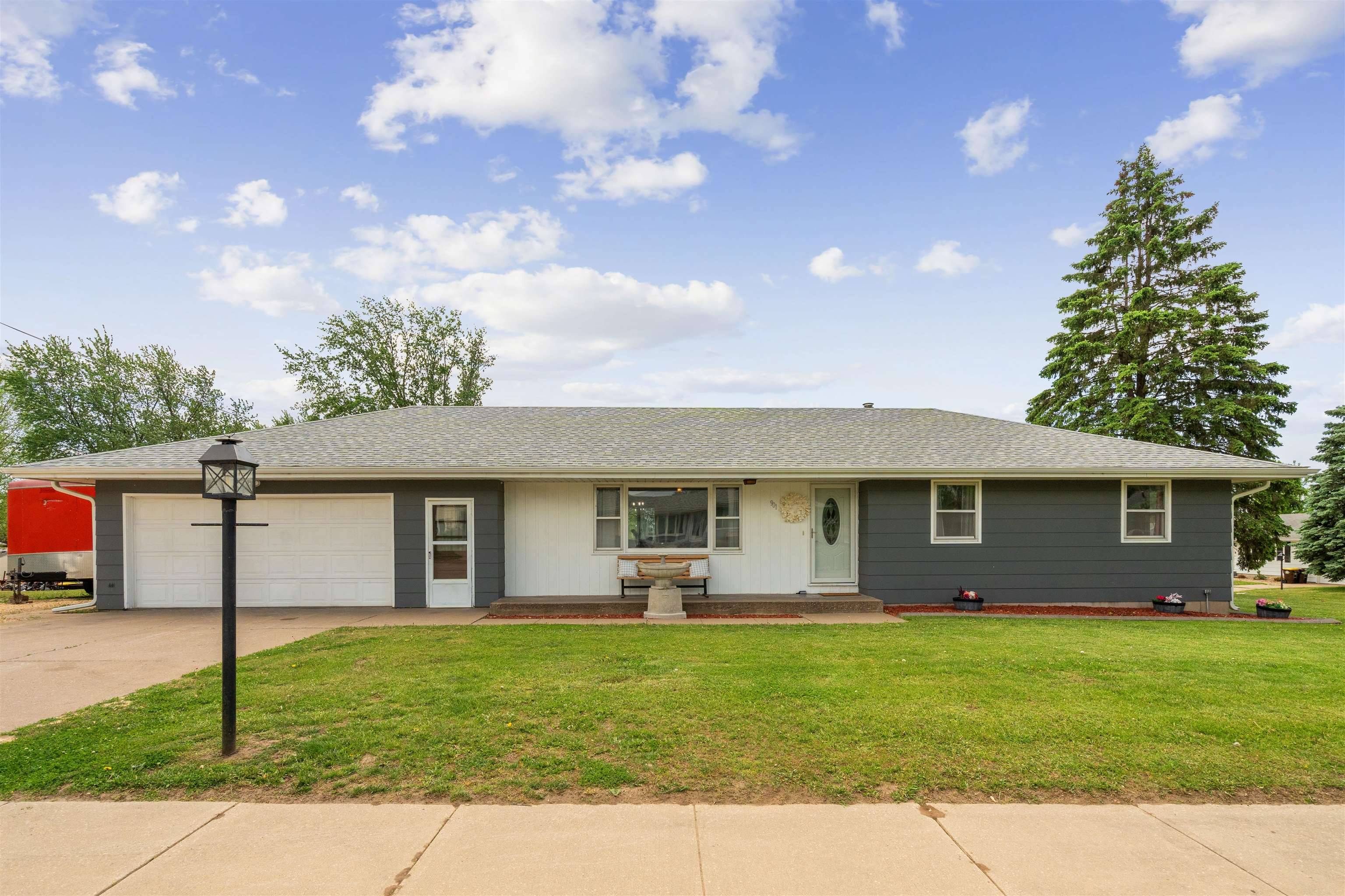 901 Lisa DR, Maquoketa, IA 52060
